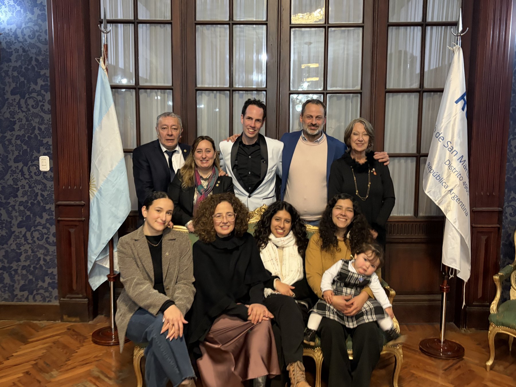 Integrantes de Rotary Club San Martín Villa Maipú reunidos en una actividad del club